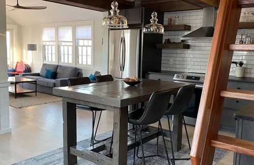 Rockport Apartment | Oceanfront penthouse 2 bed 2 bath situated on beach and downtown