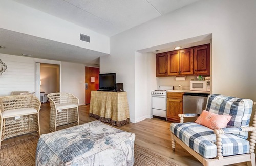 American Beach Apartment | Oceanfront, Poolside efficiency