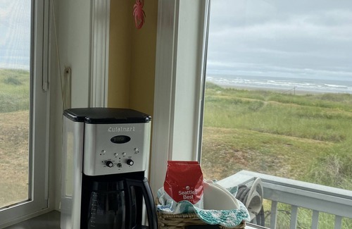 Moclips House | OCEANFRONT, PRIVATE BEACH ACCESS, MOCLIPS EAGLE'S NEST. HOT TUB, AMAZING VIEWS!
