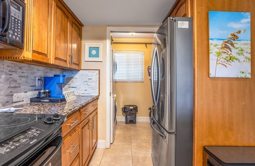 Chandler Park Apartment | Oceanfront retreat with pool and sauna access, patio, deep tub - dog-friendly