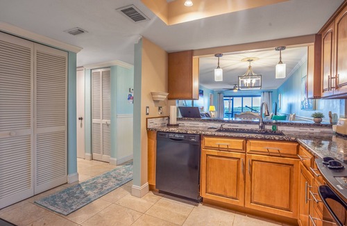 Chandler Park Apartment | Oceanfront retreat with pool and sauna access, patio, deep tub - dog-friendly
