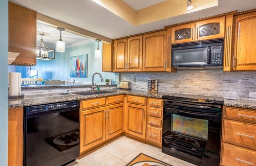 Chandler Park Apartment | Oceanfront retreat with pool and sauna access, patio, deep tub - dog-friendly