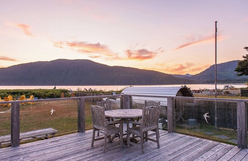Port Renfrew Cottage | Oceanfront Retreat. Breathtaking Views, Barrel Sauna & Family-Friendly Comfort.