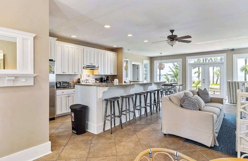 Melrose on the Beach House | Oceanfront Sea Horse Cottage with Pool