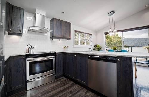 Port Renfrew Cabin | Oceanfront Sleep 7 with amazing views in Port Renfrew