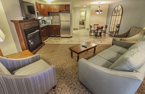 Ocean Drive Resort | Oceanfront spacious suite with private balcony at charming Oceancliff Resort