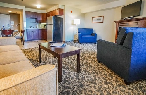 Ocean Drive Resort | Oceanfront spacious suite with private balcony at charming Oceancliff Resort