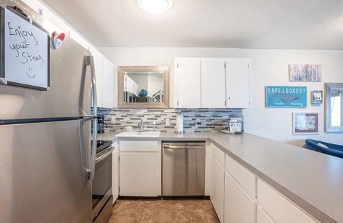 Newport Condo | Oceanfront studio with King bed, hot tub & AC