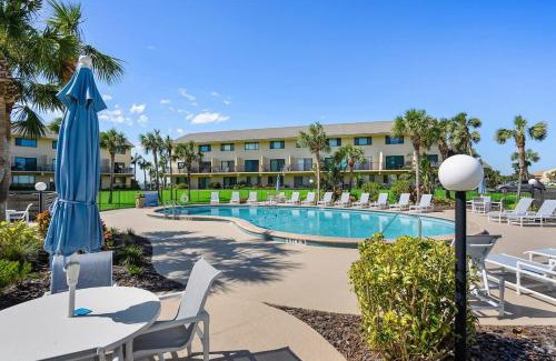 Crescent Beach House | Oceanfront Summerhouse Condo Pool Tennis BBQ