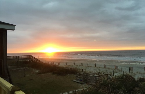 Holden Beach House | Oceanfront - Sunny inside and out!