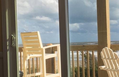 Holden Beach House | Oceanfront - Sunny inside and out!