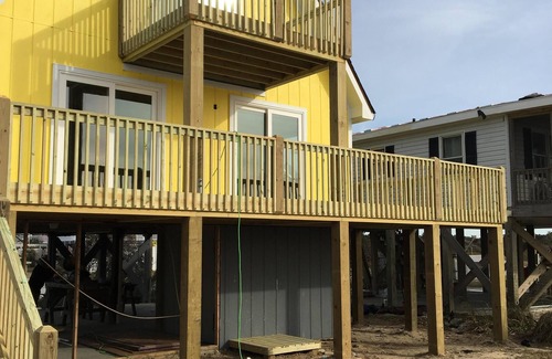 Holden Beach House | Oceanfront - Sunny inside and out!