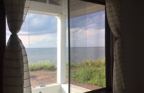 Tracadie House | Oceanfront Sunset Cottage with Kayaks