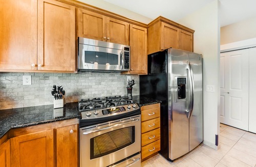Newport Condo | Oceanfront top floor condo with stunning views gas fireplace and grill