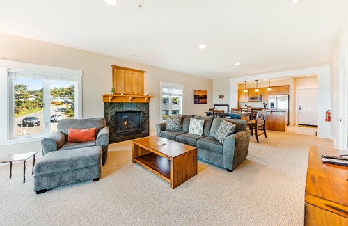 Newport Condo | Oceanfront top floor condo with stunning views gas fireplace and grill