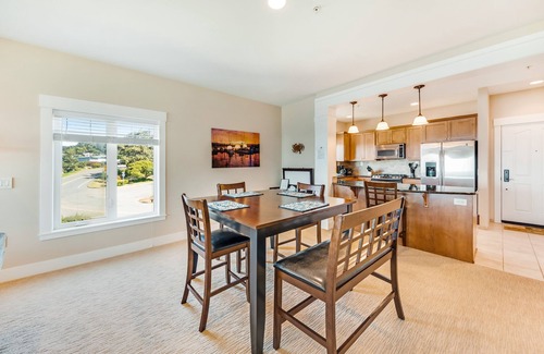 Newport Condo | Oceanfront top floor condo with stunning views gas fireplace and grill