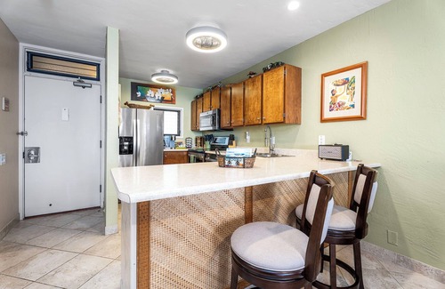 Kailua-Kona Condo | OCEANFRONT TWO BEDROOM CONDO with A/C! Cal King Beds in Both Bedrooms!