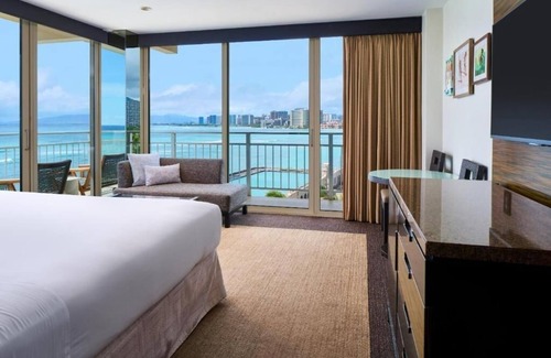 Diamond Head - Kapahulu - St. Louis Hotel | Oceanfront View King | Kaimana Beach Hotel | Beachfront Getaway