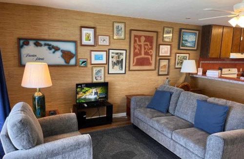 Kailua-Kona House | Oceanfront Vintage Retreat in Kailua-Kona