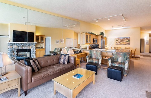 Depoe Bay Condo | Oceanfront, Whale Watching, Pool | Surf Song
