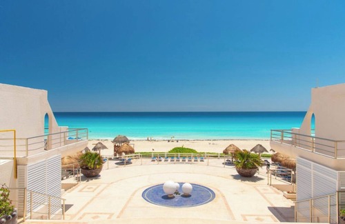 Zona Hotelera Condo | Oceanfront white sand beach condo