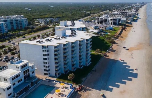 New Smyrna Beach Condo | Oceanfront Winter Escape March/April Availability –Fully Renovated 2BR/2BA Condo