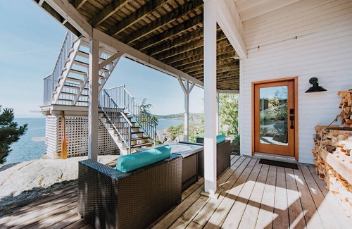 Halfmoon Bay Apartment | Oceanfront Wood Fired Tub - Studio Sacré