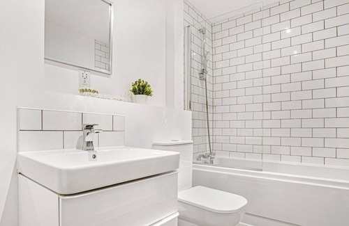 Bordesley Apartment | Oceanic Bliss: 2 BED 2 BATH + FREE PARK + Netflix
