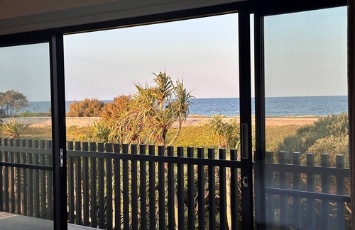 Warana House | OCEANIC HOUSE: Award-Winning Luxury Beachfront Home.