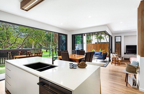 Warana House | Oceanic-Pet Friendly townhouse 8min to Mooloolaba