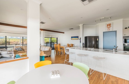 Peppermint Grove Beach House | Oceanside relaxing beach front views. Wifi . Light spacious for shared times
