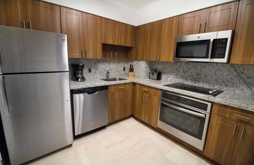Mid Beach Apartment | Oceanside 2 bedroom Escape with Pool, Steps from the Beach -