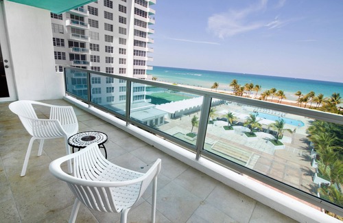 Mid Beach Apartment | Oceanside 2 bedroom Escape with Pool, Steps from the Beach -