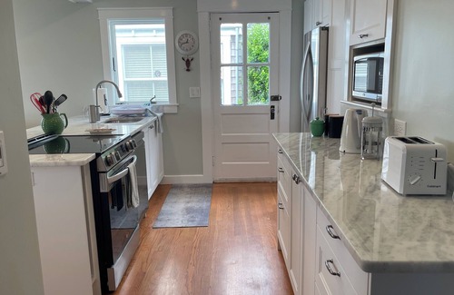 Easton's Point House | Oceanside 2 bedroom cottage - unobstructed sea view and walk to beach!