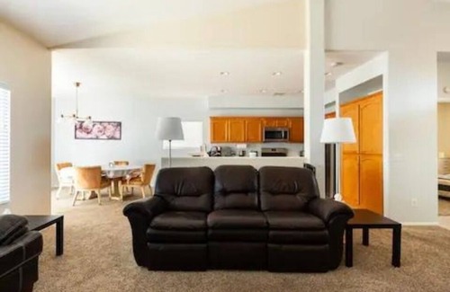 North Valley House | OCEANSIDE 4 BED/2BATH HOME - NEAR LEGOLAND, CAMP PENDLETON, SAFARI ZOO & BEACHES