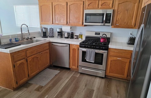 North Valley House | OCEANSIDE 4 BED/2BATH HOME - NEAR LEGOLAND, CAMP PENDLETON, SAFARI ZOO & BEACHES