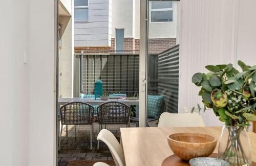 Christies Beach House | Oceanside at Christies Beach - Contemporary Comfort