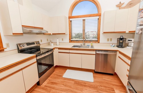 Whalehead Beach House | Oceanside, Close to Beach and Shopping! - WW921, Sea 5
