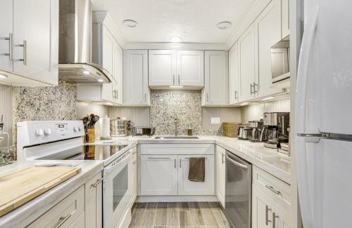 Loma Alta Apartment | Oceanside Condo with Pool and Hot Tub Access!