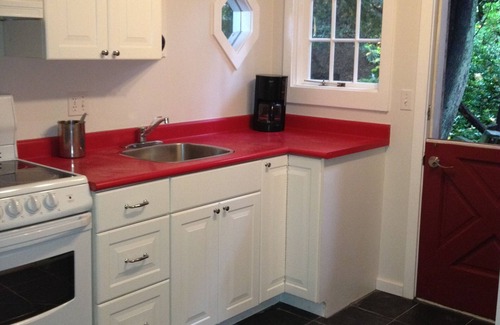 Ganges Cottage | Oceanside Cottage in the Trees - stunningly private, yet so central!
