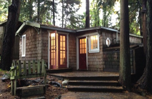 Ganges Cottage | Oceanside Cottage in the Trees - stunningly private, yet so central!