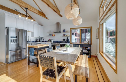 Oceanside House | Oceanside Escape w/Stunning Views: Walk to Beach!