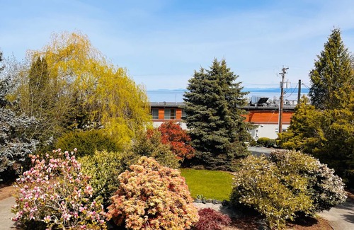 Regional District of Nanaimo House | Oceanside Manor - Ocean View - Private Bathroom