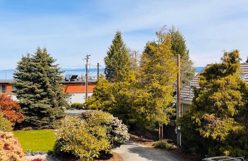 Regional District of Nanaimo House | Oceanside Manor - Ocean View - Private Bathroom
