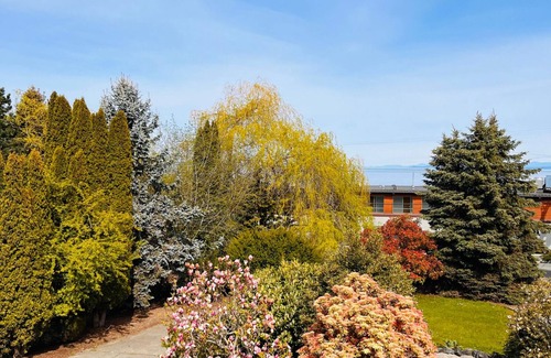 Regional District of Nanaimo House | Oceanside Manor - Ocean View - Private Bathroom
