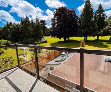 Regional District of Nanaimo Bed & Breakfast | Oceanside Manor - Fancy Room - Golf course & Beach View