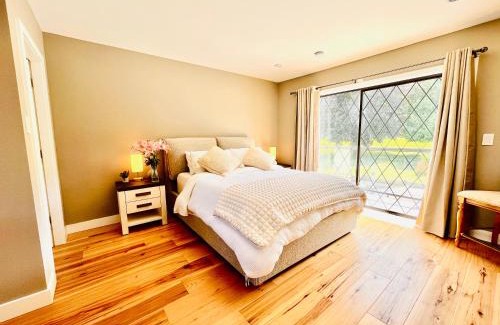 Regional District of Nanaimo Bed & Breakfast | Oceanside Manor - Fancy Room - Golf course & Beach View