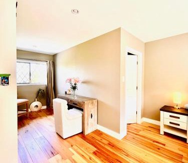 Regional District of Nanaimo Bed & Breakfast | Oceanside Manor - Fancy Room - Golf course & Beach View