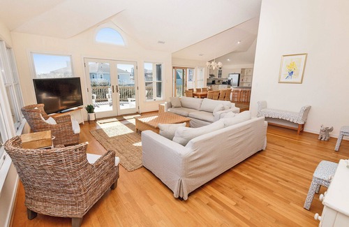 Corolla Light House | Oceanside, Private Pool, Hot Tub, Close to the Beach Access, 225, Glory Be