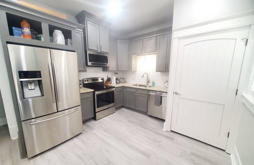 San Jacinto House | Oceanside right next to the beach!